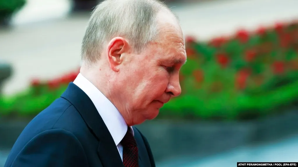 По результатам последних опросов ВЦИОМ и ФОМ, показатели одобрения работы и доверия к Владимиру Путину достигли одних из самых низких значений за последние четыре года и падают седьмую неделю подряд.