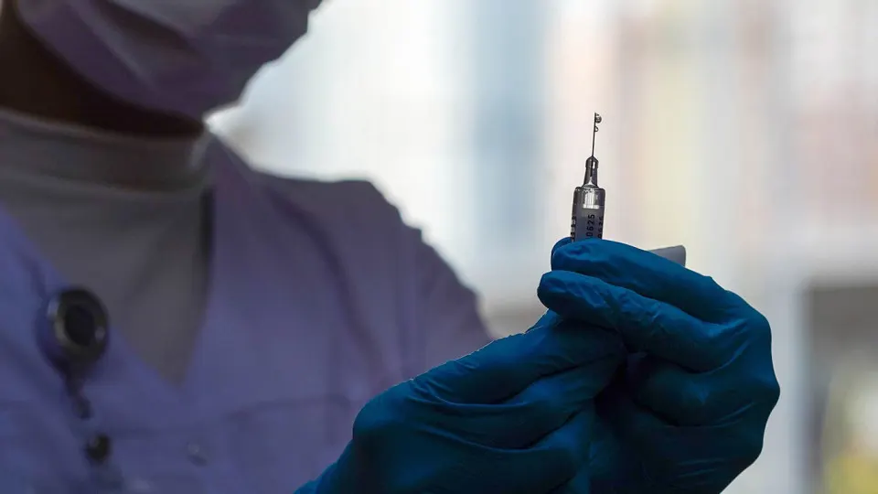 Российские ученые разрабатывают препарат, блокирующий рецептор RAGE, активация которого запускает старение клеток. Проект входит в нацинициативу по сохранению здоровья и рассматривается как одно из ключевых направлений борьбы с возрастными изменениями.