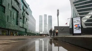 Около двух третей российских работодателей не планируют расширять штат до конца года из‑за ослабления спроса, а дефицит кадров снизился до минимума за два года. Бизнес все чаще переходит на частичную занятость вместо прямых сокращений.