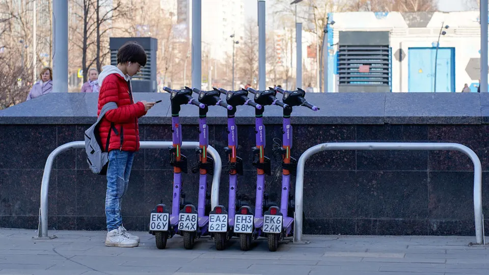 Столичный исследовательский вуз предложил разрешить аренду электросамокатов в Москве только через госмессенджер «Мах» и использовать его для контроля за пользователями средств индивидуальной мобильности.