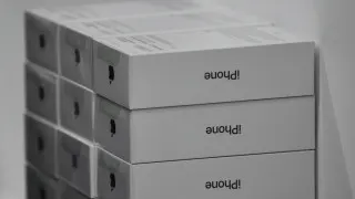 У российских продавцов скопились запасы флагманских смартфонов Apple и Samsung, которые не удаётся реализовать из‑за снижения спроса. На фоне падения продаж ритейлеры вынуждены заметно снижать цены и распродавать технику со скидками.