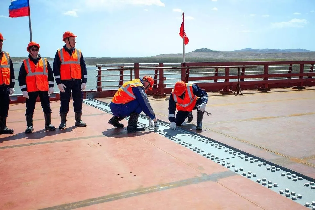 Новый мостовой переход через реку Туманная на границе России и КНДР обещают ввести в эксплуатацию летом 2026 года; он должен усилить торговые и транспортные связи и стать частью расширения пункта пропуска «Хасан».