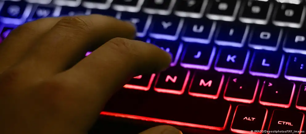 Минцифры, по информации Ассоциации компаний связи, разрабатывает меры по взиманию платы за международный трафик, к которому предлагается относить и трафик VPN. Сборы планируется ввести прежде всего для мобильных сетей; решение по фиксированному интернету пока не принято.