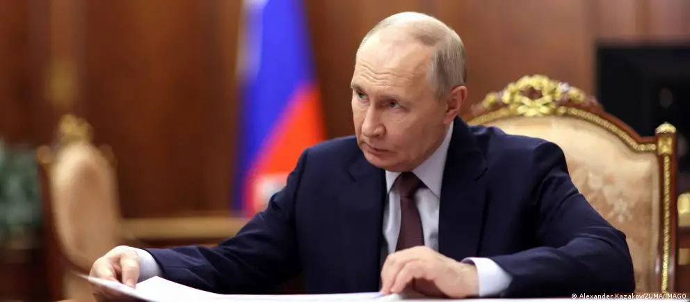 Президент России подписал закон, который исключает из антикоррупционного контроля сделки чиновников и их семей, совершённые до назначения на должность и до заключения брака, а также меняет порядок декларирования доходов.