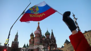 Объем просроченных долгов российских компаний перед поставщиками и контрагентами вырос до рекордных 8,2 трлн рублей — это почти 4% ВВП. Больше всего проблем в обрабатывающей промышленности и торговле, а основным фактором называют рост налоговой нагрузки и сокращение бюджетных расходов.