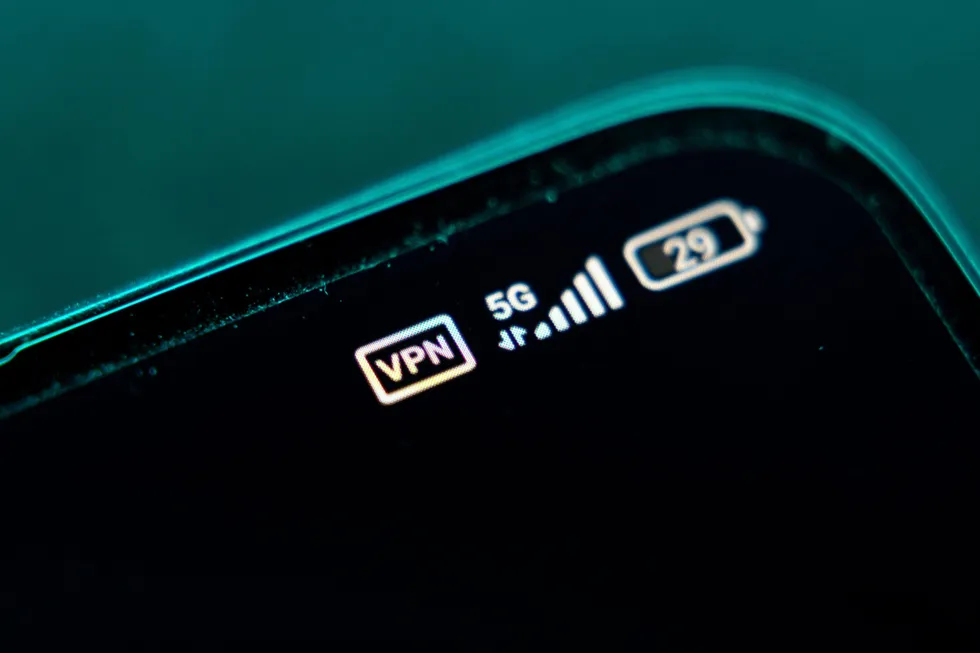 Крупное объединение российских разработчиков ПО обратилось к руководству страны с предложением публично признать неудачи политики блокировок, ослабить ограничения и привлечь ИТ-сообщество к выработке новых правил. Организация предупреждает о системных сбоях в Рунете, ущербе для разработчиков и риске новой волны отъезда специалистов.