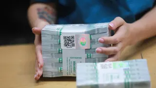 За одну неделю объем наличных в обращении вырос на 240 млрд рублей на фоне отключений мобильного интернета, усиления блокировок банковских карт и планов расширить налоговый контроль за переводами на карты.