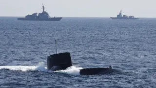 Токио радикально пересматривает послевоенную доктрину и открывает мировой рынок для японских ракет, кораблей, подлодок и самолетов, допуская поставки в зоны конфликтов лишь в исключительных случаях.