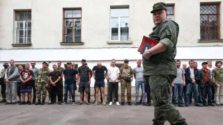 Минобороны подготовило поправки, позволяющие проверять военнослужащих на алкогольное опьянение прямо в частях с помощью спецсредств вместо направления в медучреждения. Инициатива объясняется трудностями доставки личного состава в условиях боевых действий и сообщениями о наборе на контракт людей с алкогольной зависимостью.