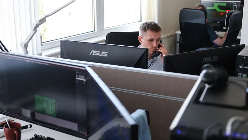 Опрос ИТ-специалистов показал, что компании продолжат использовать иностранный софт как минимум до 2030–2031 годов, одновременно переходя на российские решения. В Госдуме обсуждают ужесточение требований к отказу от импортного ПО для критической инфраструктуры и коммерческого сектора.