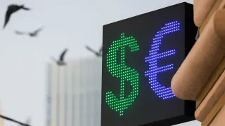 Курс доллара опустился до 74,59 рубля — минимума с февраля 2023 года. Укреплению рубля способствуют высокие цены на нефть, рост экспортной выручки и приостановка бюджетного правила, но власти уже обсуждают досрочное возвращение на валютный рынок.