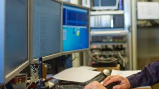 Минцифры подготовило поправки в КоАП о штрафах для госорганов и госкомпаний, которые не перейдут на российское программное обеспечение и доверенные программно‑аппаратные комплексы к 2030 году.