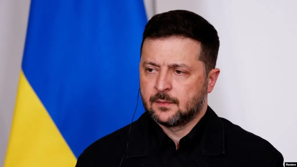 Президент Украины заявил, что предложенное перемирие на период празднования Дня Победы может служить для обеспечения спокойного парада с последующим возобновлением атак; Киев уточняет у союзников детали и поддерживает меры, направленные на защиту мирных жителей.