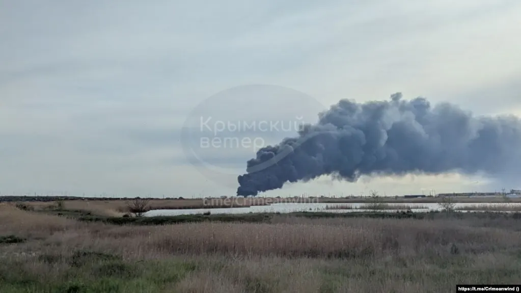 Ночью удары беспилотников пришлись по промышленным объектам в Новокуйбышевске и Самаре, нефтеперекачивающей станции под Кстовом, а также по объектам в аннексированном Крыму и на НПЗ в Туапсе; есть погибший и пострадавшие, горят резервуары с топливом.