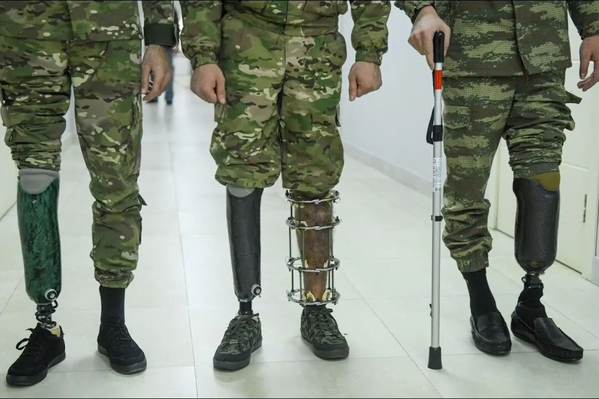 Минтруд готовит постановление, по которому квоты на найм людей с инвалидностью, включая участников боевых действий, будут действовать не только в филиалах и представительствах, но и в каждом магазине, офисе и цехе. Бизнесу при этом не компенсируют расходы на адаптацию рабочих мест, предупреждают правозащитники.