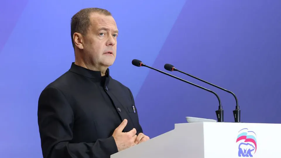 Зампред Совбеза Дмитрий Медведев предупредил о реальной возможности ядерной катастрофы; параллельно закончило действие соглашение СНВ‑III, США не продлили договор, а в Москве называют переговоры возможными лишь на новых условиях.