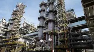 Сызранский нефтеперерабатывающий завод временно прекратил переработку нефти из‑за повреждений оборудования при атаке БПЛА; ремонт оценивается в одну‑две недели на фоне серии остановок НПЗ по стране и усиления госконтроля за производством топлива.