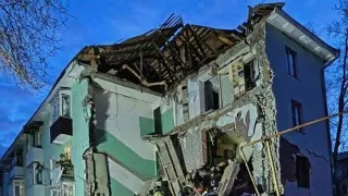 В Сызрани украинский беспилотник попал в жилую многоэтажку, частично обрушив подъезд. Спасатели извлекли из-под завалов 11 человек, включая двоих детей. Налет дронов стал частью крупной атаки на инфраструктуру в нескольких регионах России.