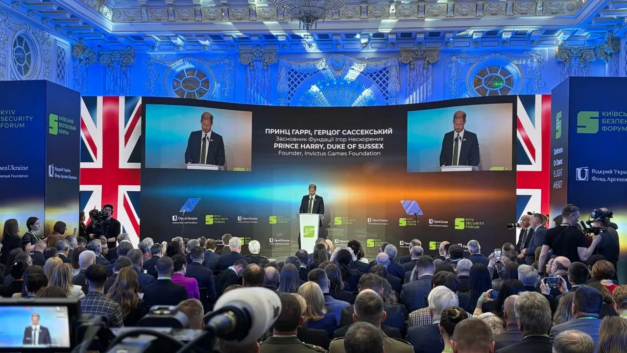 Во время выступления на форуме в Киеве герцог Сассекский заявил, что приехал в Украину как частное лицо, обратился к Владимиру Путину с призывом прекратить войну и напомнил США об их обещаниях по защите украинского суверенитета после отказа страны от ядерного оружия.