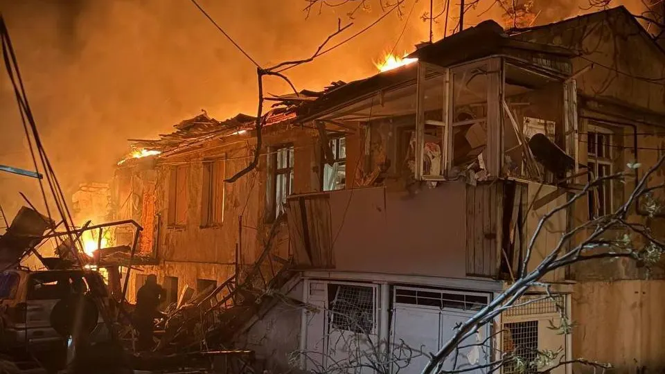 В результате массированного удара беспилотников по Одессе в ночь на 24 апреля были разрушены жилые дома, погибли люди и десятки жителей, включая детей, эвакуировали. Атаки по гражданской инфраструктуре в украинских городах продолжаются уже несколько дней подряд.