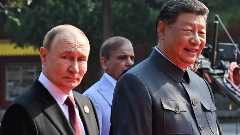 Правительственный макропрогноз предполагает лишь умеренный рост экспорта газа «Газпрома» в Китай к 2029 году, что указывает на отсутствие ожиданий скорого запуска газопровода «Сила Сибири‑2» из-за нерешённых ценовых и инвестиционных условий.