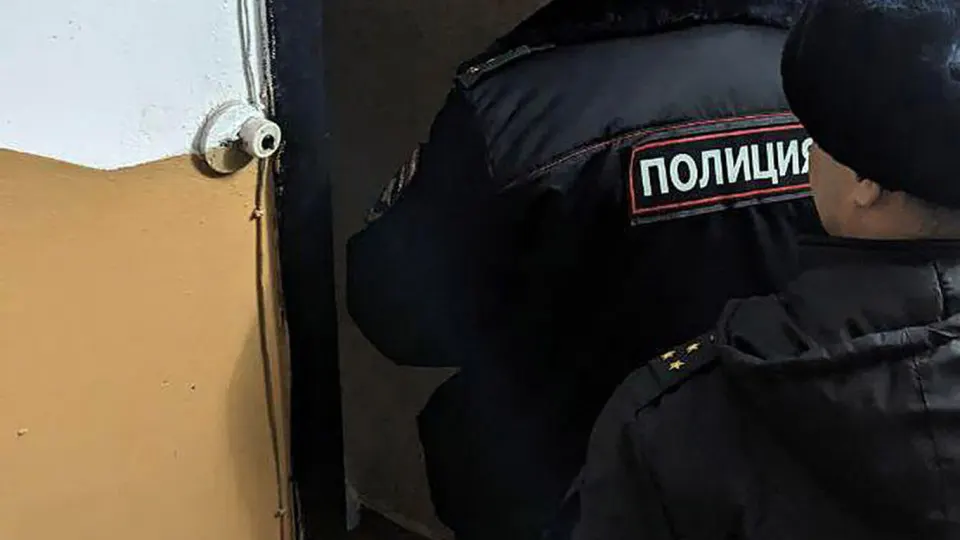 Двое молодых людей оставили у квартир троих сотрудников Роскомнадзора молотки со следами коричневой жидкости. ФСБ задержала подозреваемых, против них возбуждено дело о хулиганстве. Инцидент произошёл на фоне масштабной блокировки Telegram в России и волны скачиваний VPN.