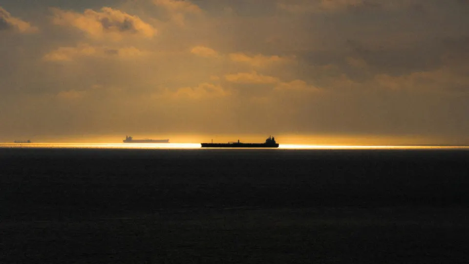 Российский теневой танкерный флот меняет маршруты в Балтийском море и у берегов Великобритании, чтобы избегать досмотров, что удлиняет путь и повышает издержки перевозчиков.