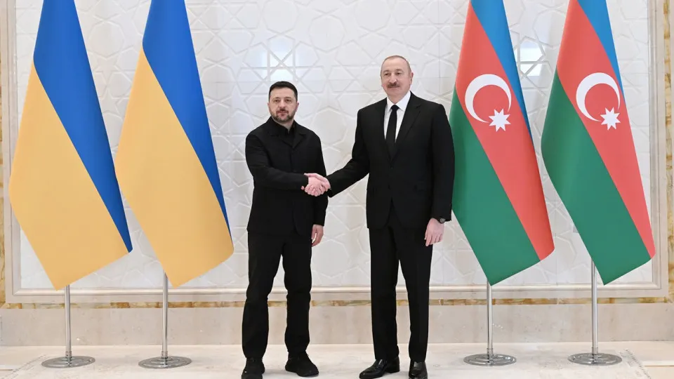 Владимир Зеленский и Ильхам Алиев на встрече в Габале подтвердили взаимную поддержку суверенитета и территориальной целостности, договорились развивать военно-техническое и экономическое сотрудничество и обсудили возможность проведения трехсторонних мирных переговоров с участием России и США в Азербайджане.