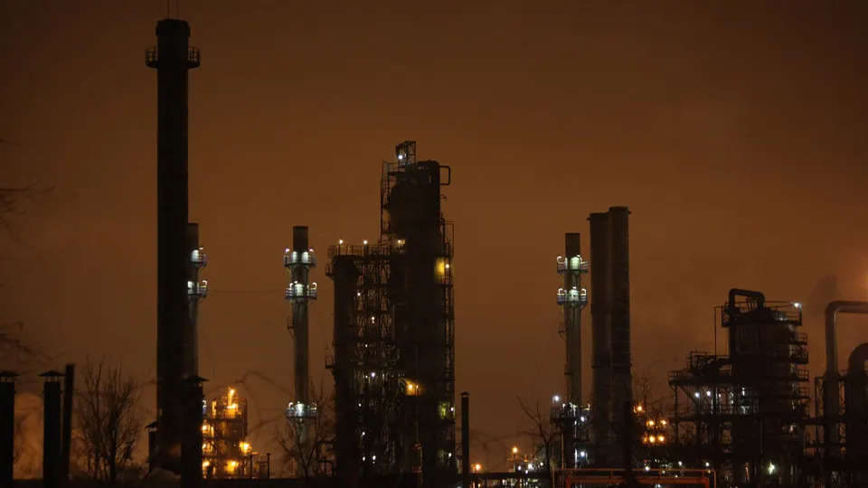 С начала войны украинские силы нанесли не менее 158 ударов по российским нефтеперерабатывающим заводам. Под обстрелами оказались 24 из 33 крупнейших предприятий, что привело к сокращению переработки и временному прекращению работы ряда заводов.