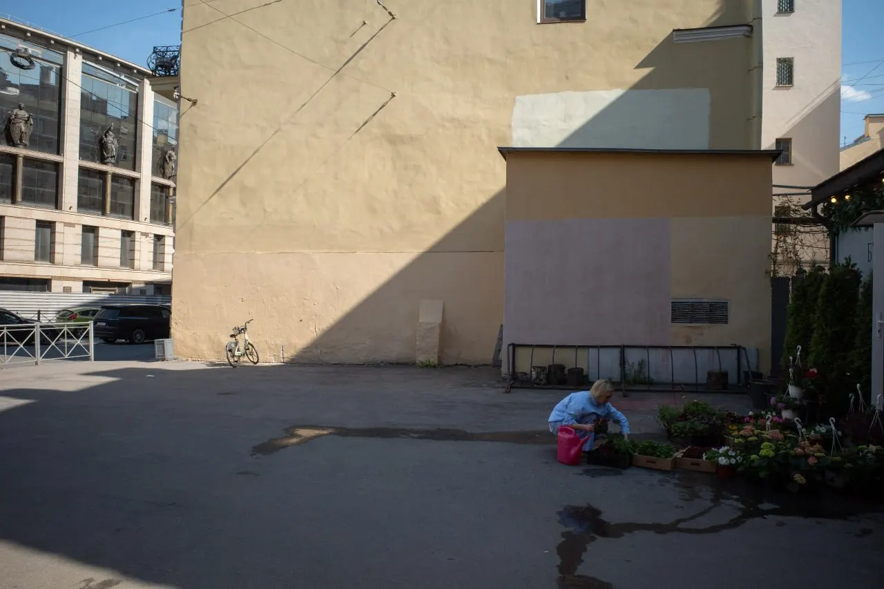Короткий подбор новостей: в Петербурге сорвался фестиваль, в Смольном планируют благоустройство и дают официальные названия площадкам, в суде — арест; на федеральном уровне обсуждают законопроект, а за рубежом — инциденты с ударами и беспилотниками.
