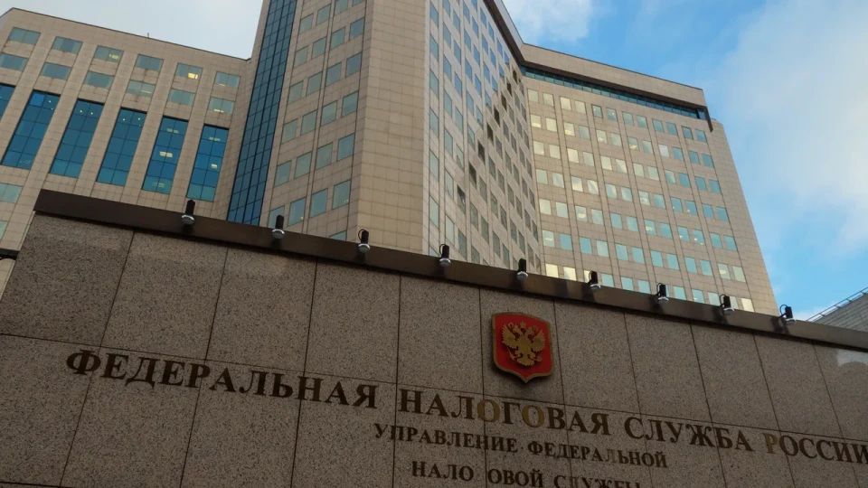 Налоговые органы стали жестче проверять закрытие и повторную регистрацию ИП, чтобы пресечь схемы ухода от НДС. Предпринимателям грозят доначисления, пени и штрафы; изменения связаны с ростом дефицита федерального бюджета.
