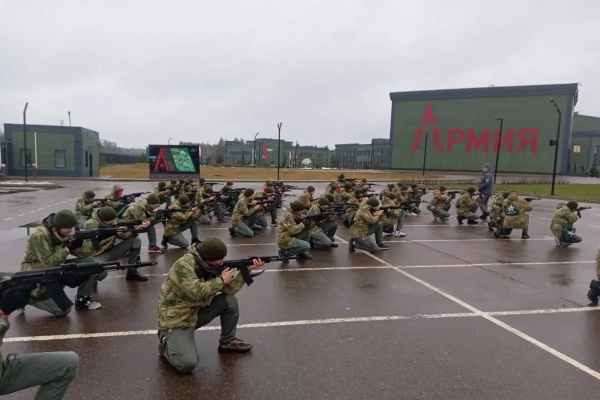 За пять лет из бюджета направили как минимум 50 млрд рублей на создание и работу центров, где школьники проходят обязательные военные сборы; часть расходов приходится на сеть «Авангард» и центры «Воин».