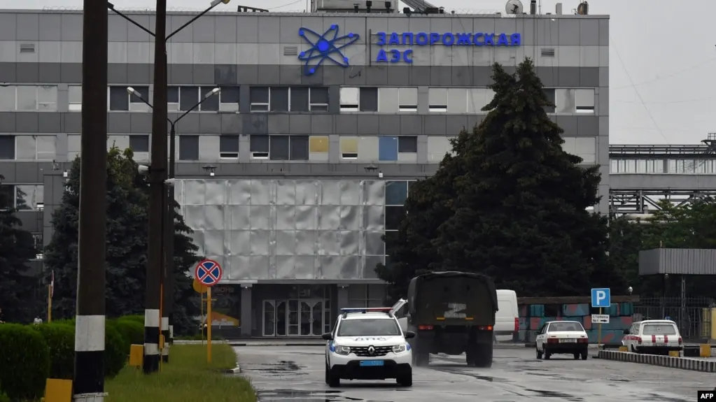 Эксперты МАГАТЭ прибыли на станцию для проверки повреждений после удара по энергоблоку №6; на станции также зафиксировали удар по транспортному цеху, стороны обмениваются обвинениями.