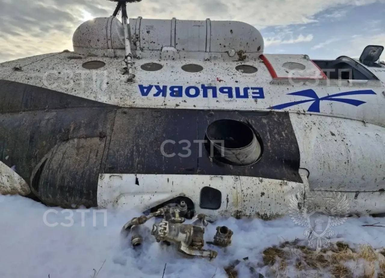 Частный вертолёт, направлявшийся в Ненецкий автономный округ, совершил жёсткую посадку в Усинске. Из 24 человек на борту пострадали десять, на месте работают спасатели, причины выясняют.