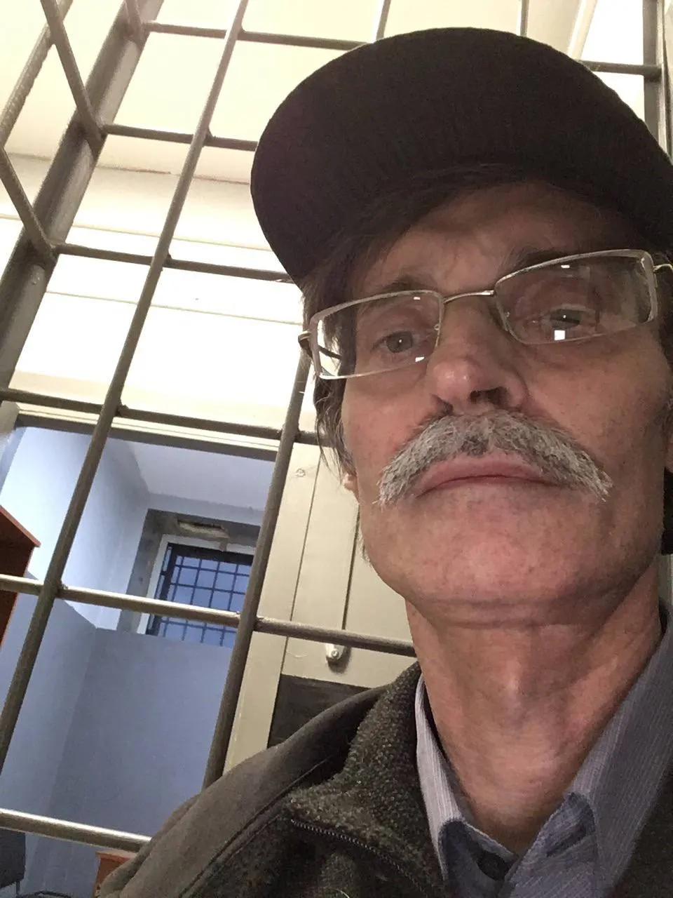 Суд в Петрозаводске оштрафовал депутата Дмитрия Рыбакова на 1 000 рублей по статье о «демонстрации экстремистской символики» за записи 2020 года, которые отсутствуют на его странице. Решение может помешать ему участвовать в осенних выборах.