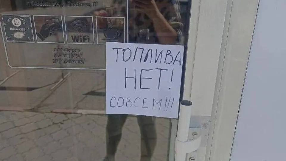 В аннексированном Крыму с 31 мая вводятся талоны на бензин АИ‑95 и ограничение розничной продажи АИ‑92 — власти обещают нормализовать ситуацию в течение месяца на фоне проблем в нефтяной инфраструктуре.