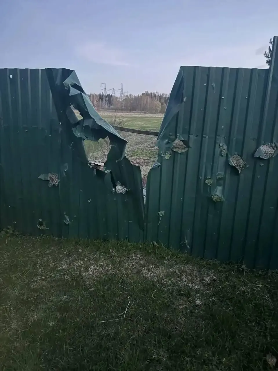 Ночью в нескольких регионах России отражались атаки беспилотников: в Московской области погиб 77‑летний мужчина, в Ленобласти заявляют о десятках сбитых БПЛА, в Петербурге наблюдались сбои мобильного интернета и задержки рейсов.