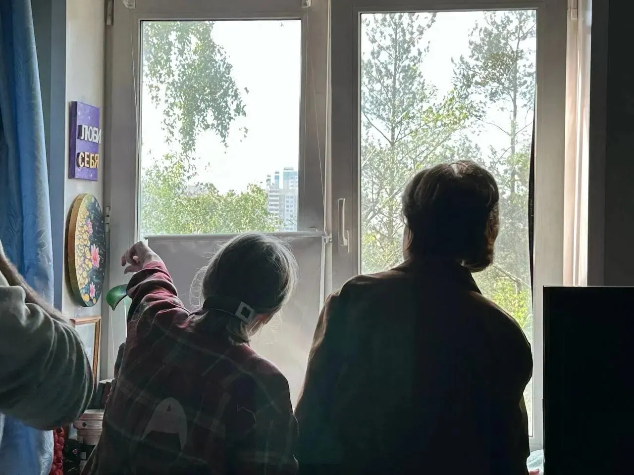 Ночной удар беспилотников по Московской области: в частном доме в Химках погибла женщина, еще один человек госпитализирован. Зафиксированы попадания в жилые дома и падение обломков у Шереметьево.