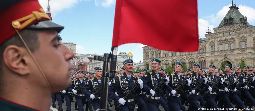 В 2026 году в ряде городов парады и салюты 9 мая сокращают или отменяют — власти ссылаются на оперативную обстановку и угрозы, эксперты объясняют это также задействованностью техники на фронте и политическим значением праздника.
