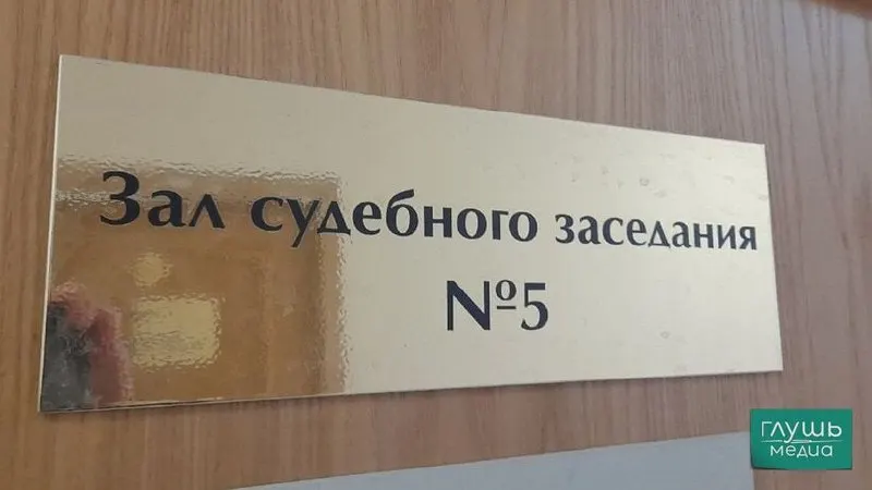 Верховный суд РФ предлагает ослабить требование о высшем юридическом образовании для секретарей судов: в проекте допускаются студенты юридических факультетов. В качестве аргументов названы невысокая юридическая нагрузка, отсутствие процессуальных решений и дефицит кадров из‑за большой нагрузки и невысоких зарплат.