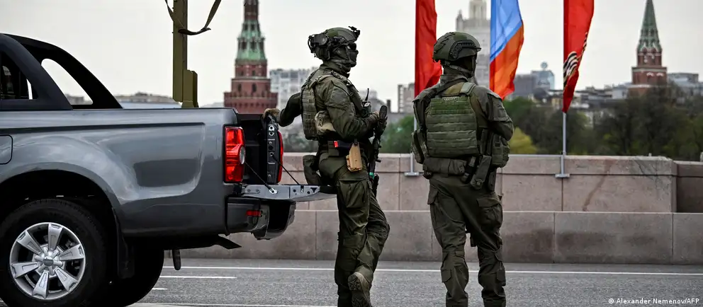 Российские власти отозвали аккредитации иностранным корреспондентам для освещения парада на Красной площади. Мероприятие пройдёт в урезанном формате без военной техники на фоне угроз безопасности.
