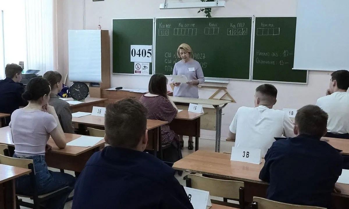 Рособрнадзор в методических рекомендациях запретил досмотры участников ЕГЭ: организаторы и охрана не имеют права прикасаться к ученикам и их вещам. При срабатывании металлоискателя участника вежливо просят добровольно показать или сдать предмет.