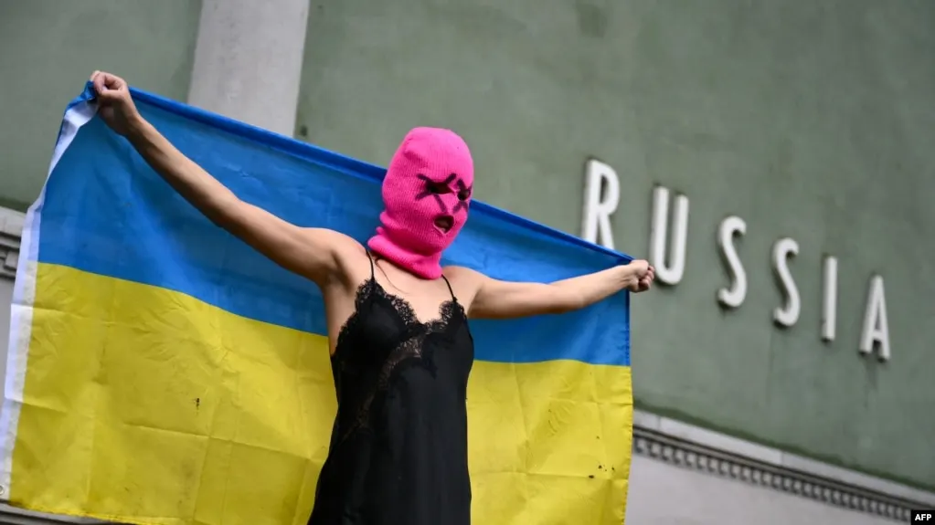 Росфинмониторинг обновил список, в который занесли панк‑сообщество Pussy Riot; ранее группе присвоили статус экстремистской, а ряд участниц приговорили к длительным срокам.