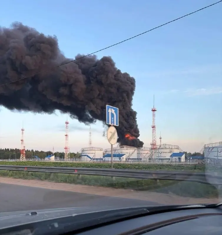 Ночью и утром беспилотники нанесли удары по НПЗ в Капотне, нефтеналивной станции в Подмосковье и технопарку в Зеленограде. Есть погибшие и пострадавшие, повреждены жилые дома, в аэропортах фиксируются задержки рейсов.