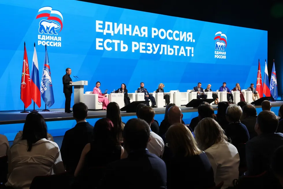 Политический блок администрации президента поручил государственным и лояльным СМИ избегать слова «запрет» в заголовках и материалах, рекомендуя нейтральные формулировки и акцент на позитивных инициативах «Единой России».