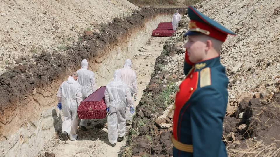 Анализ поимённых списков, реестра наследственных дел и судебной статистики даёт документально обоснованную минимальную оценку в 352 тысячи погибших российских военных по состоянию на конец 2025 года.