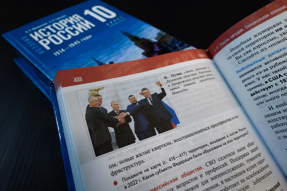 Учебники для 6–9 классов, подготовленные в 2025 году, не столько объясняют прошлое, сколько формируют лояльную к государству интерпретацию истории: спорные сюжеты приглажены, современные политические проекты вплетены в древность, а неудобные факты часто умалчиваются.