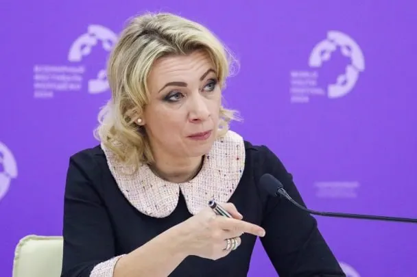 Официальный представитель МИД РФ заявила, что сотрудники Госдепа уведомляют российских дипломатов о том, что их дети, рождённые в США, автоматически признаны американскими гражданами, хотя семьи не подавали соответствующих заявлений.