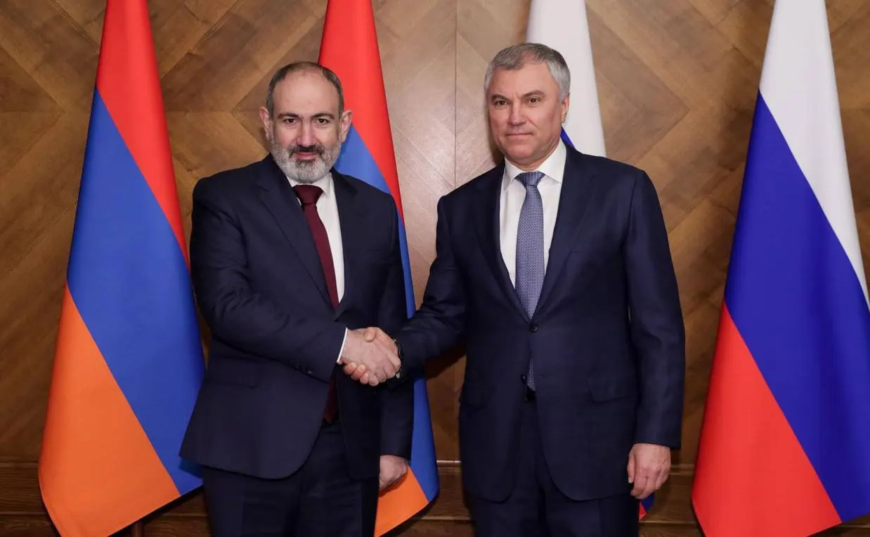Председатель Госдумы заявил, что Ереван одновременно использует экономические возможности от сотрудничества с РФ и сближается с европейскими структурами. В качестве доказательств он привёл признание юрисдикции МУС и обсуждение вопроса о начале процесса вступления в ЕС; ранее российские контрольные органы заблокировали партию армянской минеральной воды.