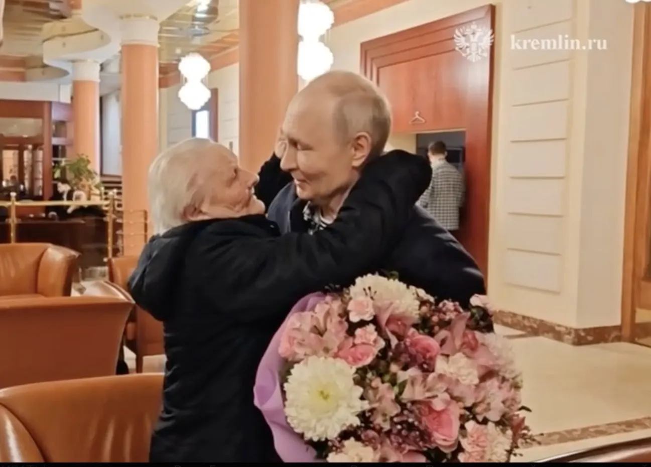 Президент обнял и поцеловал свою первую учительницу; оба не смогли сдержать слёз во время тёплой встречи.